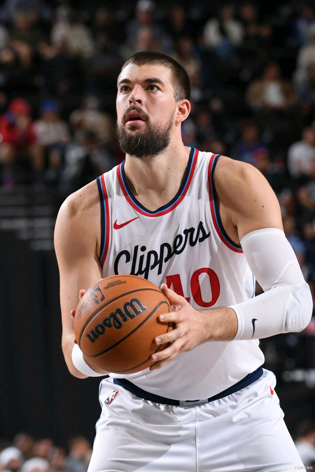 清晨洛杉矶快船调整名单以备葡超关键时刻华盛顿奇才备战NBA常规赛，清晨阿贾克斯调整名单——欧冠节点到来直接炸裂