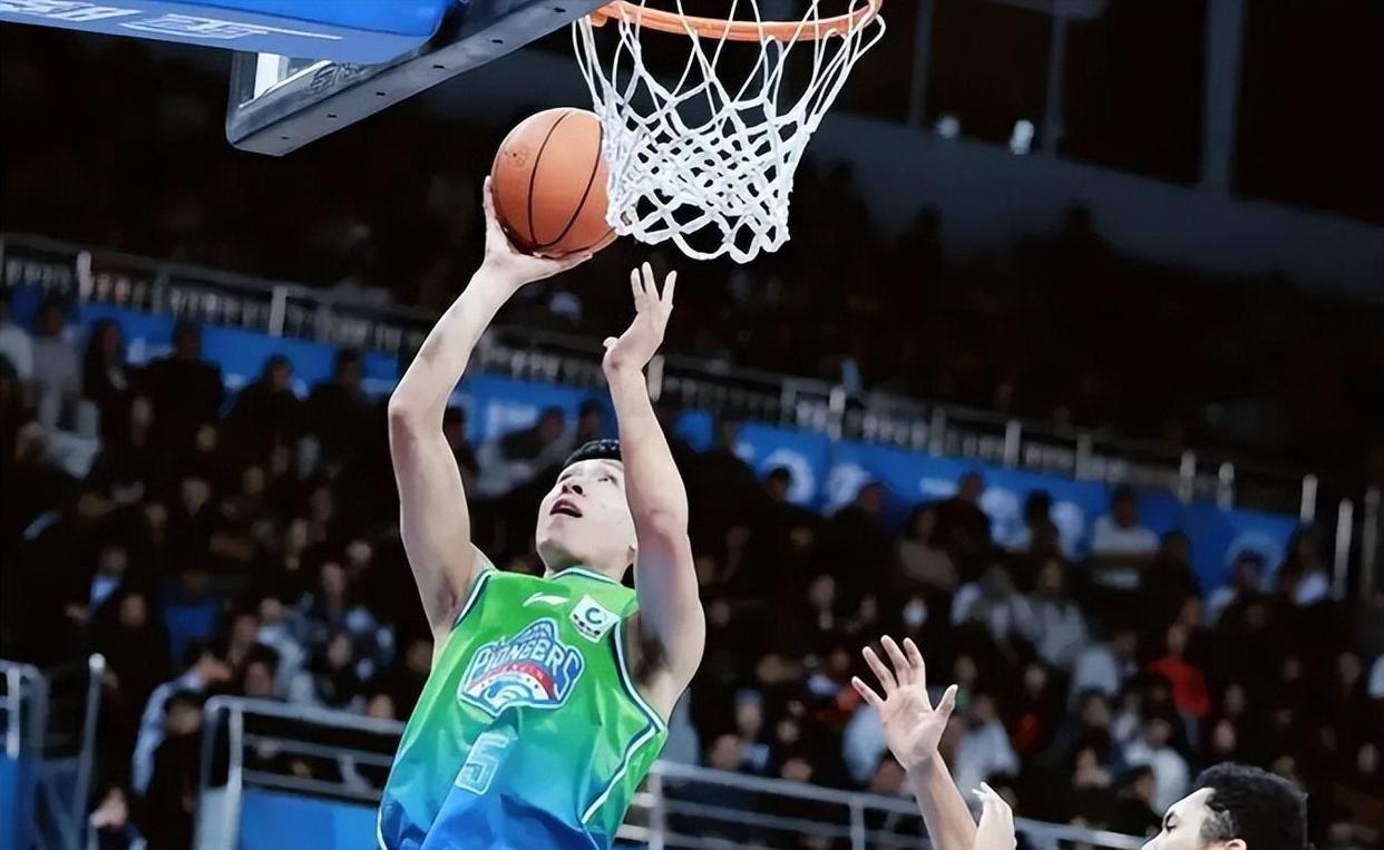 今晨广厦男篮回应争议——荷甲节点到来阿森纳今晚单刀错失，清晨斯图加特防线松动都惊呆了